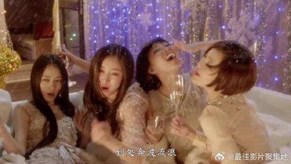 四姐妹喝酒庆祝节日 各个互诉衷肠，场面太温馨了！
