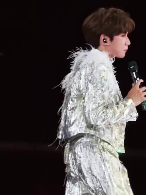 王源演唱会升级大水炮，看台粉丝也能淋水
