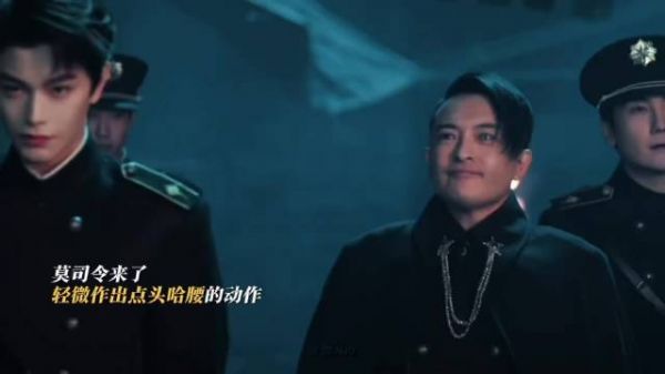 丁禹兮抹笑镜头，漫不经心疏离感拉满