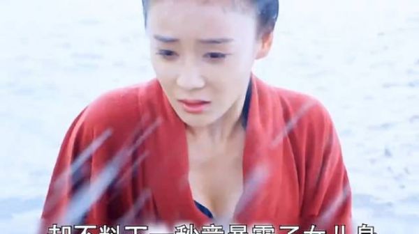 她女扮男装被扔进河里，却被将军意外发现是女儿身