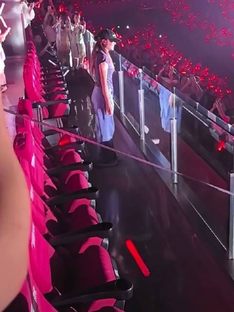 陈小春演唱会应采儿台下抢镜，台上热度被反超