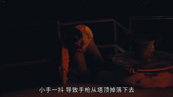 危急关头男伴将女伴推下水塔，怪物起身反杀男伴