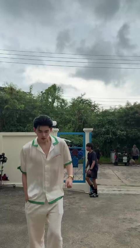 又在演小品 “不行！不能下雨，下雨了一定会糟糕！” tw meandtheegmmtv