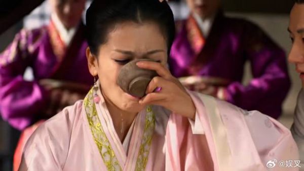 芈月的饭里被下毒 芈姝为了救她，明知水里有毒还要喝