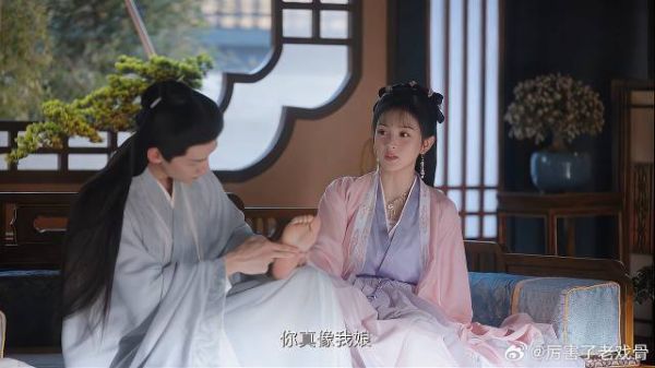 尹峥给李薇擦药 李薇：你真像我娘，尹峥反应亮了