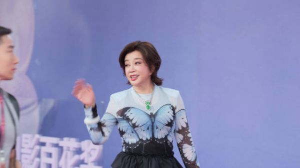 刘晓庆穿蝴蝶造型亮相百花奖提名表彰仪式
