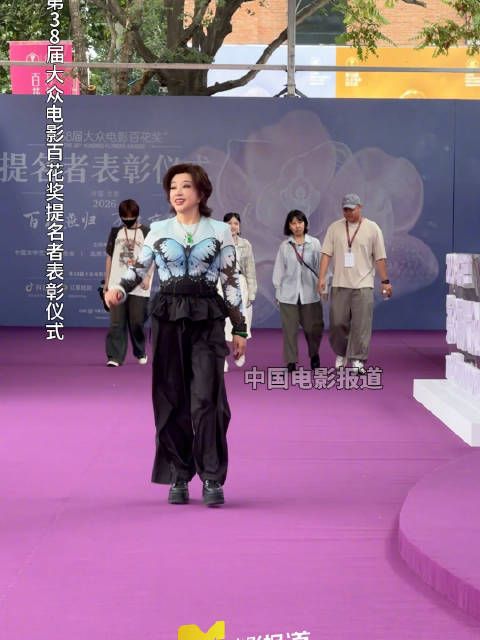 刘晓庆亮相百花奖提名者表彰仪式，气场十足