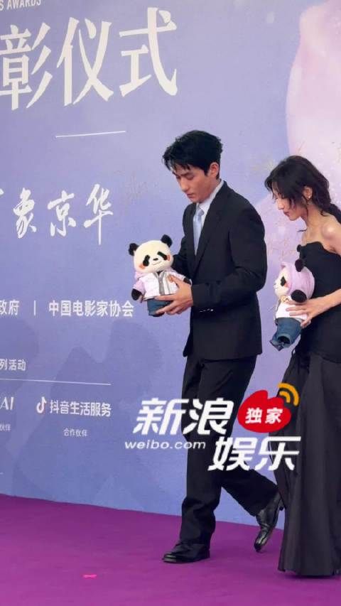朱一龙张子枫一起亮相百花奖提名者表彰仪式，来看看路透生图如何