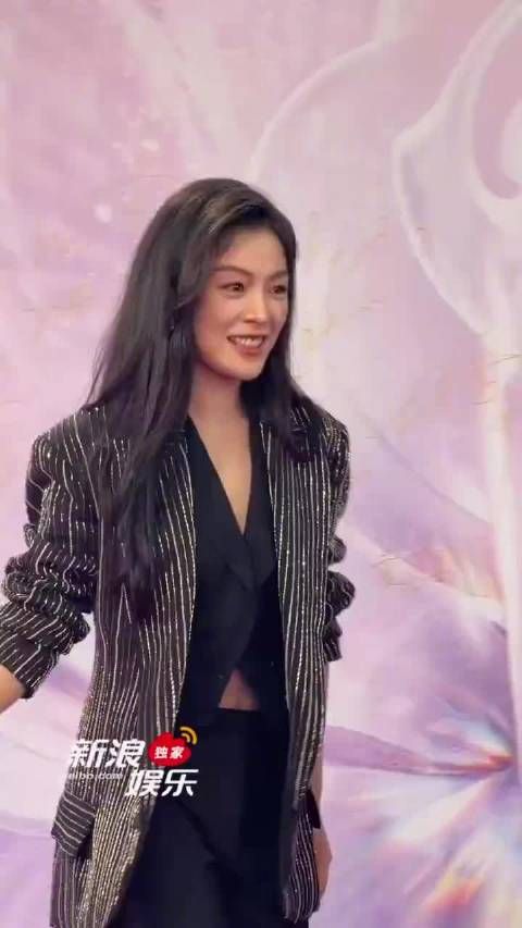 陈丽君水钻西装红毯造型帅气拉满