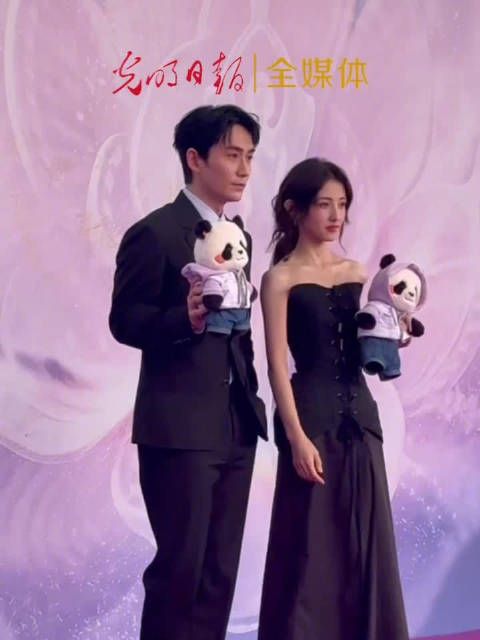 朱一龙张子枫亮相百花奖提名者表彰仪式