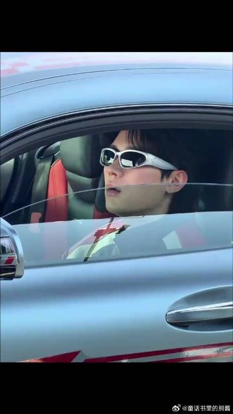 我说周翊然这赛车服真的帅的没边了 赛车男孩持续发力中