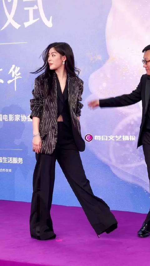 陈丽君凭电影镖人入围百花奖最佳新人,红毯飒爽亮相