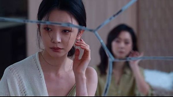假保姆混进豪宅模仿女主人，真保姆还在路上