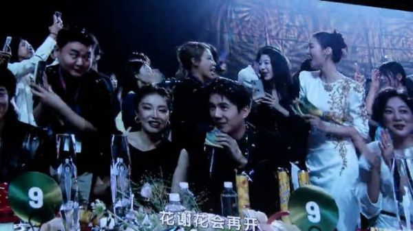 百花奖刘昊然高叶合唱，头上挂满彩带