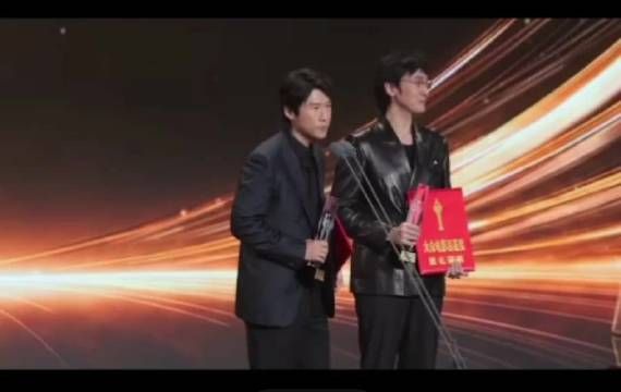 王骁和王传君同台，这不是张一昂和周荣吗，三江口市民已经严肃观看