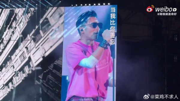 很难得见到粉色上身，反差感扑面而来，锋韵犹存，适配度超乎想象