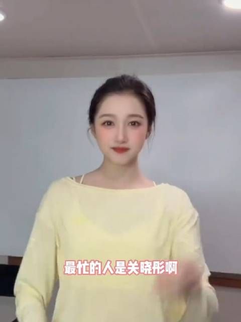 关晓彤人脉圈有多广！电话一个接一个，打完一通还有下一通