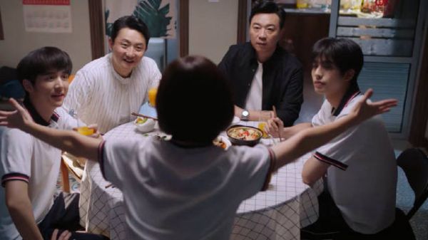 开学第一天李尖尖，宣称来例假了，四个男人当场蚌住