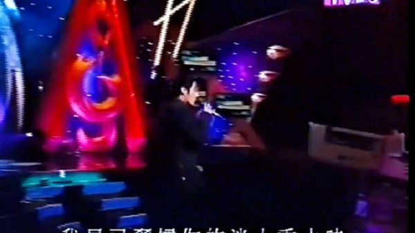 王菲生日云南陪女儿，谢霆锋沈阳开唱