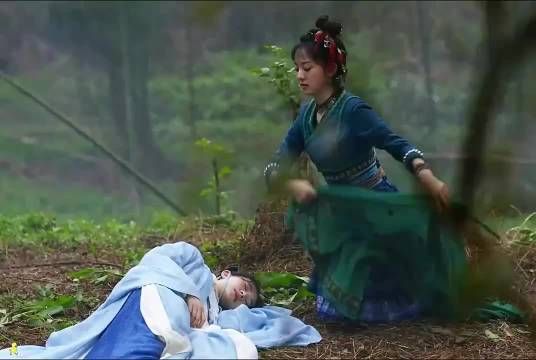 她只是给女孩披上一件外衣，没想到却出现一个鬼东西