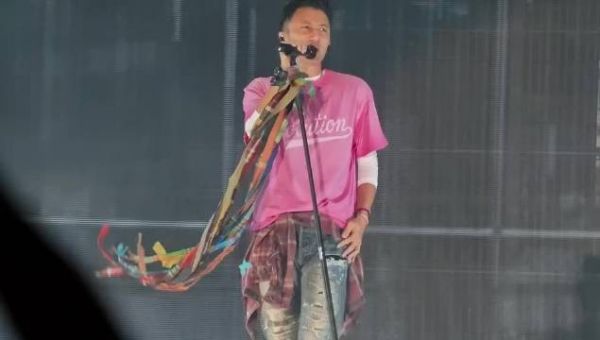 谢霆锋这个麦架太有小巧思了，飘带飘起来仙仙的，和锋哥搭配得刚刚好