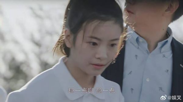 儿子从棚上摔下来 竟然装昏迷使眼色，老爸秒懂是装的