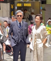 TVB视帝视后拍新剧，34度高温穿西装拍街头追逐，网友大赞够专业