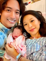 恭喜！香港星二代宣布二胎出生，太太顺产仅两小时，女儿头发浓密