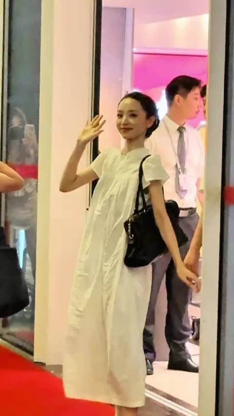 田曦薇活动现场齐刘海甜妹，摘假发后素颜辨识度大跌