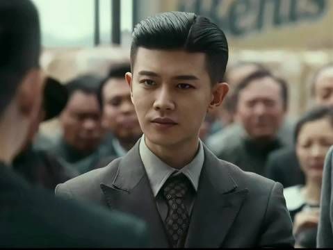 《风与潮》首集何贤展露金融才华，胆大心细赢小日子
