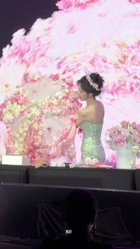 孟子义台上与粉丝互动，薄荷绿裙灵动如夏日叶子