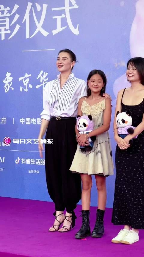 宋佳指向镜头，与曾慕梅邵艺辉亮相百花奖提名表彰