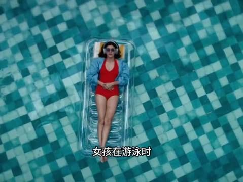 女孩在泳池里睡着了醒来之后居然被困了