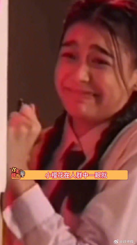 小樱花在人群中一眼就认出了自己的粉丝，这也太感人了