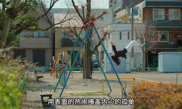 千寻小姐分便当给流浪老人，带回家悉心照料