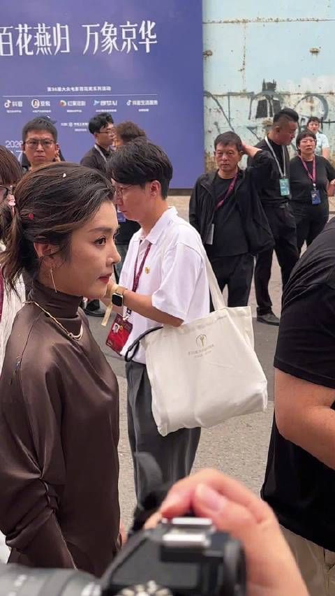 李云霄生图尽显燕子娘飒爽气质