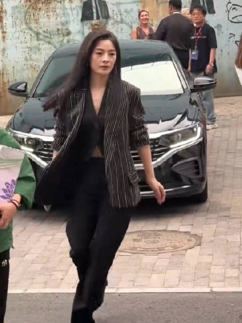 陈丽君一身黑色西装尽显大漠侠女风范