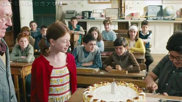 为了让老师过一个终身难忘的生日，两名学生将一枚鞭炮塞进了蜡烛里