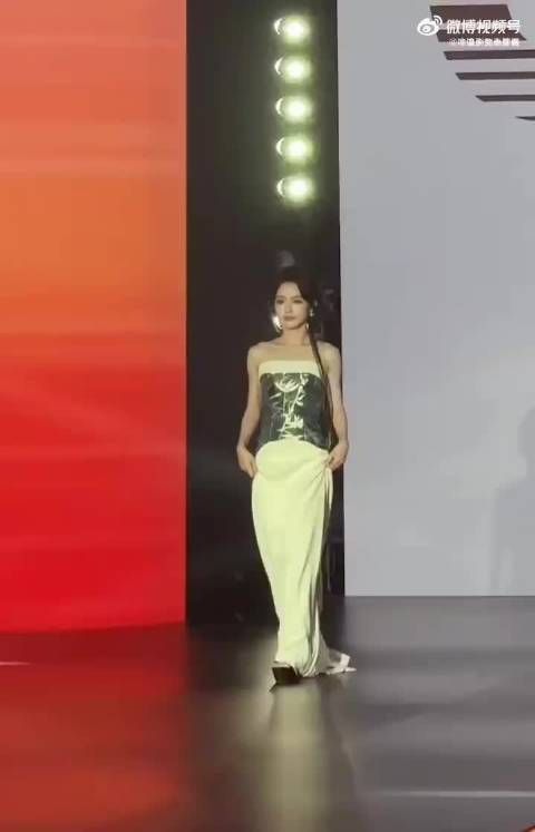 妆造尽力了，可惜没撑起来，红毯走得很吃力的样子