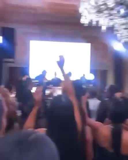 哈登女友抢到手捧花，登哥眼神直勾勾