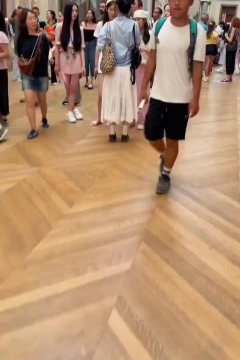 网友卢浮宫偶遇王思聪！ 身边依旧美女环绕，哪个才是正牌女友呢？