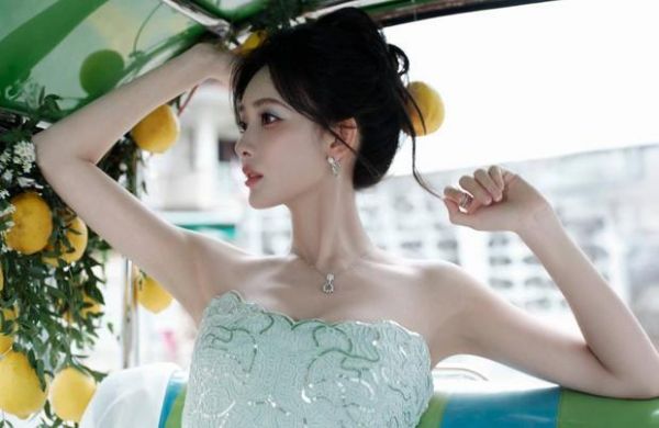 孟子义侧颜精致，美貌养眼。