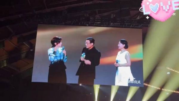 现场笑到打鸣！玺子哥这大牙也太抢镜了吧，是谁家爱豆笑得这么不值钱
