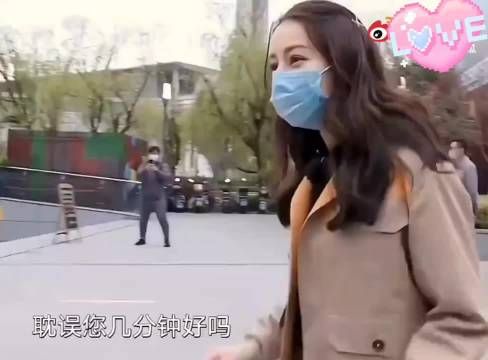 迪丽热巴早期街头采访，口罩挡不住颜值