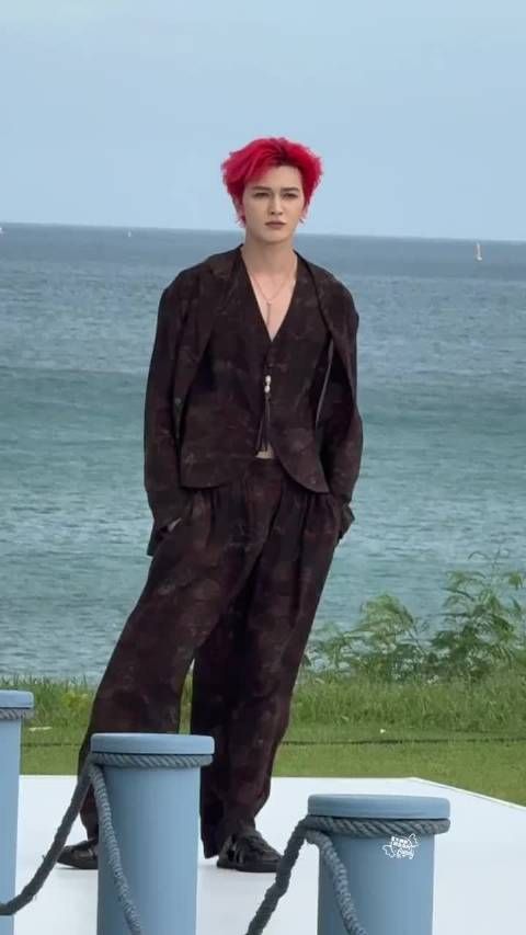 朱正廷让风都有了它的形状，咋感觉他衣服没啥用
