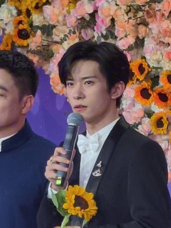 易烊千玺：我们每个人都很渺小，但都有很磅礴的力量