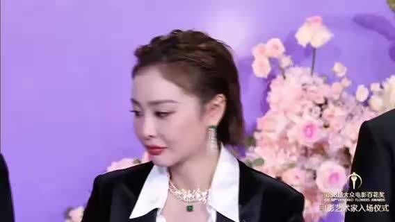 高叶背头造型气场全开，自信压迫感扑面而来