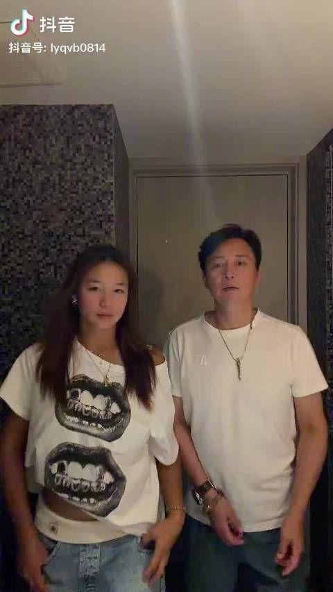 56岁刘奕君陪15岁女儿跳舞 满脸宠爱却“毫无默契”