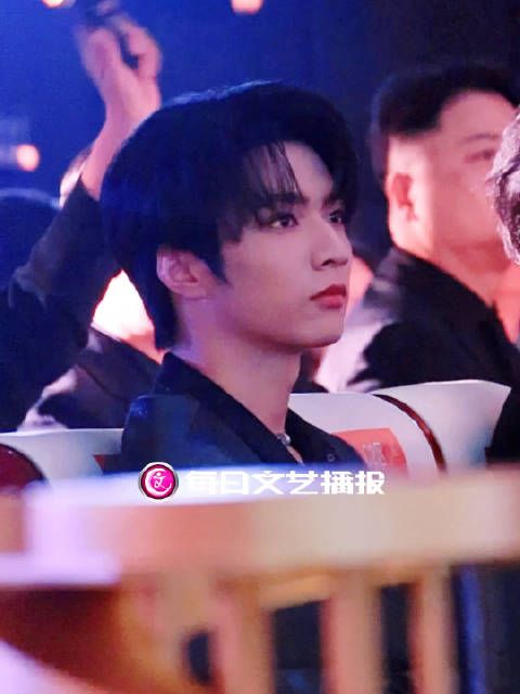 播报看百花|刘耀文安安静静坐在台下,未来他还会迎来更大的舞台!