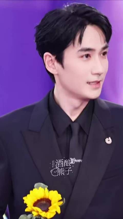朱一龙双角色亮相百花奖红毯,连续两届提名最佳男主